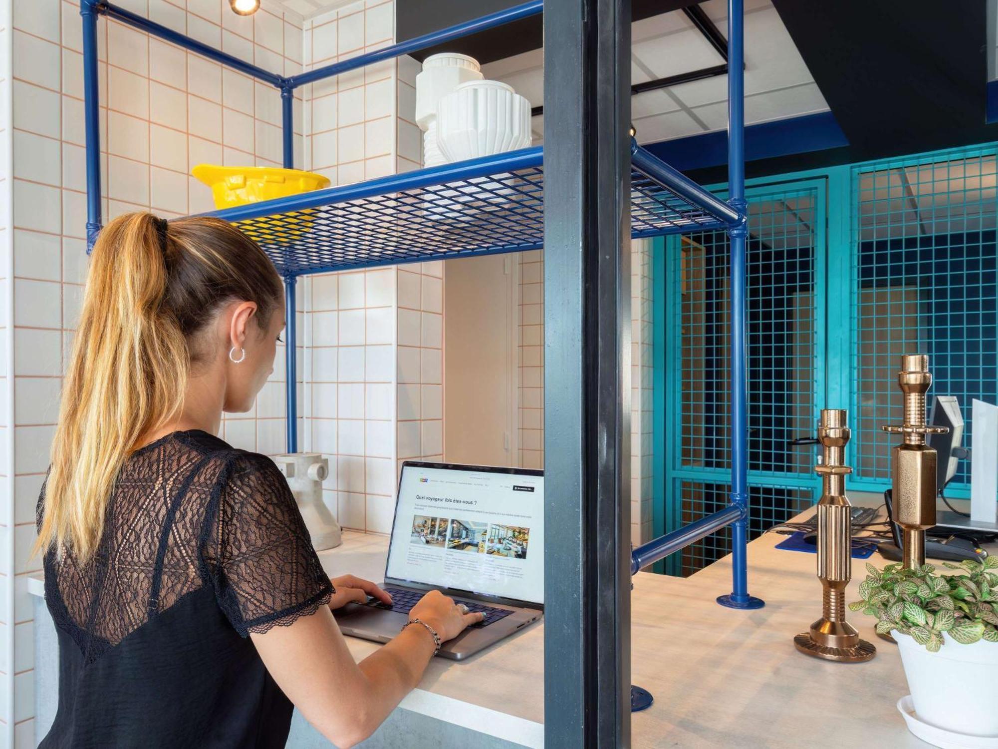 Ibis Budget Pertuis Portes Du Luberon Eksteriør billede
